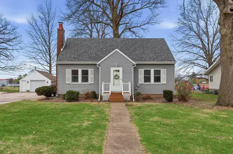 317 W Le Claire Rd, Eldridge, IA 52748