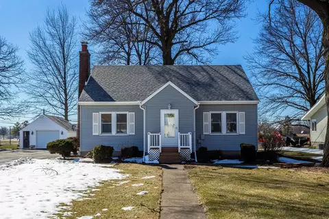 317 W Le Claire Rd, Eldridge, IA 52748