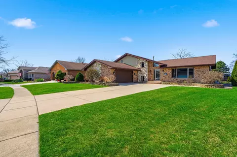 670 Kruk St, Lemont, IL 60439