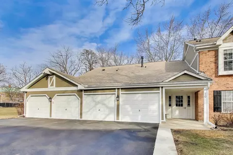10 Waterbury Ln #M2, Schaumburg, IL 60193