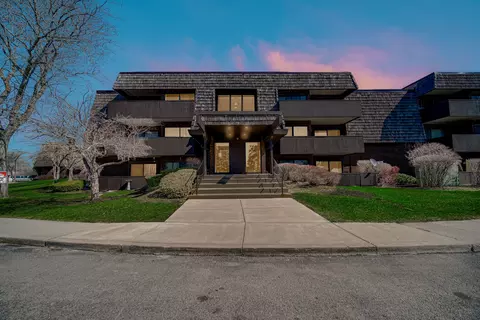 511 Timber Ridge Dr #202, Carol Stream, IL 60188