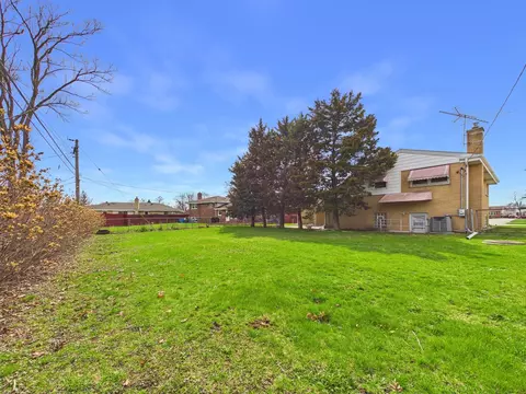 Exterior - 9275 Clancy Dr, Des Plaines, IL 60016 photo 6 of 6