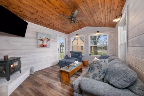 Living - 10 Pine Tree Ct, Kewanee, IL 61443 photo 4 of 4