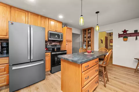Kitchen - 10 Pine Tree Ct, Kewanee, IL 61443 photo 3 of 6