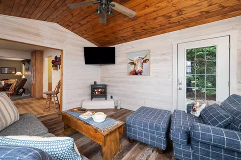 Living - 10 Pine Tree Ct, Kewanee, IL 61443 photo 3 of 4