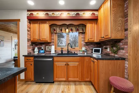 Kitchen - 10 Pine Tree Ct, Kewanee, IL 61443 photo 4 of 6