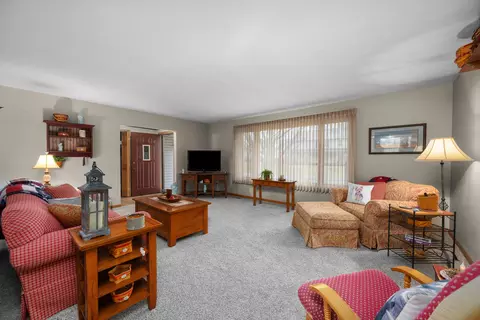 Living - 10 Pine Tree Ct, Kewanee, IL 61443 photo 2 of 4