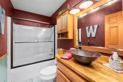 Bath - 10 Pine Tree Ct, Kewanee, IL 61443 photo 1 of 3