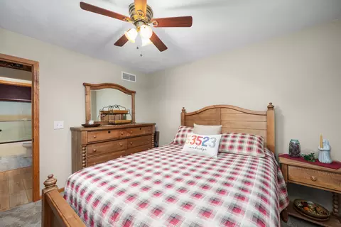 Bedroom - 10 Pine Tree Ct, Kewanee, IL 61443 photo 4 of 8