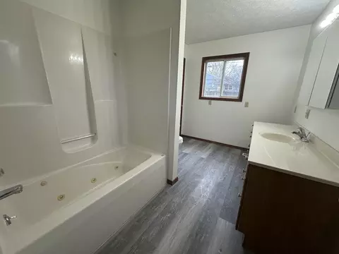 Bath - 1406 Searle Dr, Normal, IL 61761 photo 3 of 4