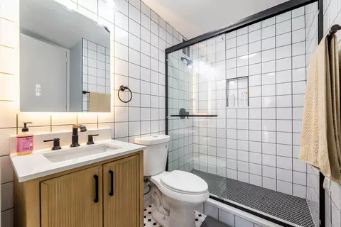 Bath - 1 E Scott St #2004, Chicago, IL 60610 photo 1 of 2