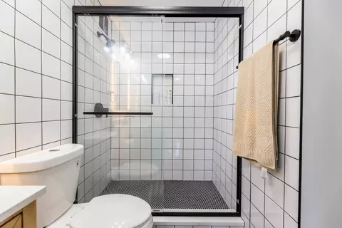 Bath - 1 E Scott St #2004, Chicago, IL 60610 photo 2 of 2