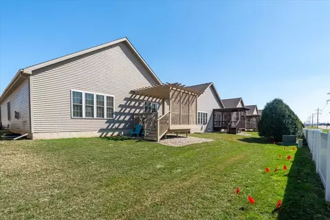 Exterior - 2020 Escalade Rd, Bloomington, IL 61705 photo 5 of 7
