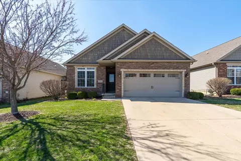 2020 Escalade Rd, Bloomington, IL 61705