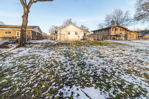 Exterior - 412 Northgate Rd, Lindenhurst, IL 60046 photo 7 of 8
