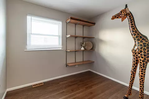 Bedroom - 412 Northgate Rd, Lindenhurst, IL 60046 photo 3 of 3