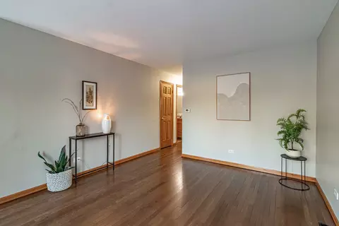 Living - 412 Northgate Rd, Lindenhurst, IL 60046 photo 2 of 5