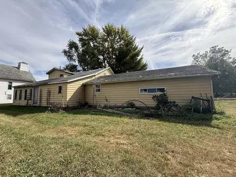 Exterior - 104-106 Gaston St, Dixon, IL 61021 photo 7 of 9