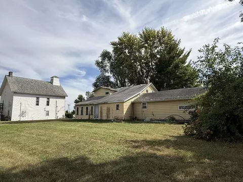 Exterior - 104-106 Gaston St, Dixon, IL 61021 photo 6 of 9