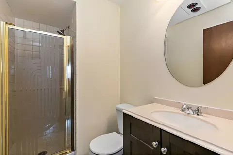 Bath - 47 Lockman Cir, Elgin, IL 60123 photo 3 of 3