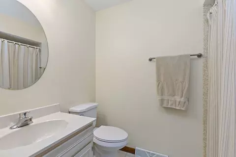 Bath - 47 Lockman Cir, Elgin, IL 60123 photo 2 of 3