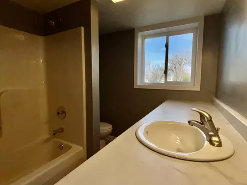 Bath - 702 4th Ave, Ottawa, IL 61350 photo 3 of 3