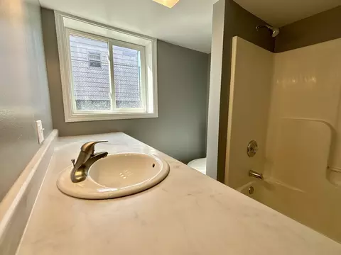 Bath - 702 4th Ave, Ottawa, IL 61350 photo 2 of 3