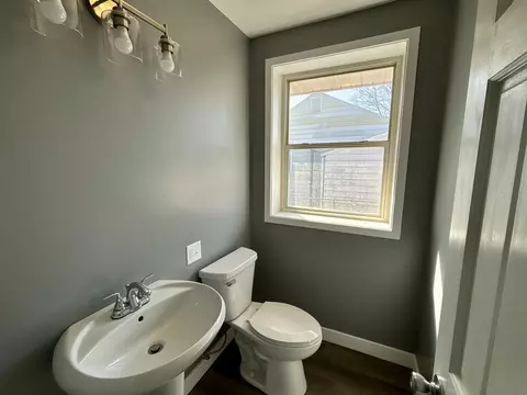 Bath - 702 4th Ave, Ottawa, IL 61350 photo 1 of 3