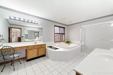 Bath - 1107 Pember Cir, West Dundee, IL 60118 photo 2 of 3