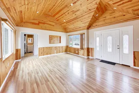 Living - 5115 Parkview Dr, Mccullom Lake, IL 60050 photo 2 of 6