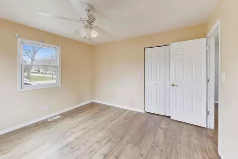 Bedroom - 5115 Parkview Dr, Mccullom Lake, IL 60050 photo 3 of 8