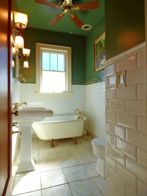 Bath - 121 Monroe Ave, Elgin, IL 60123 photo 1 of 1