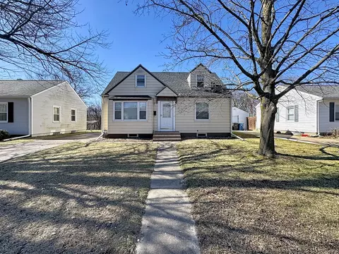 14 Blackhawk Hills Ct, Rock Island, IL 61201