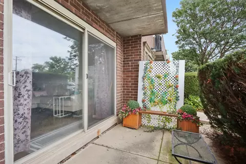 Exterior - 586 Fairway View Dr #1A, Wheeling, IL 60090 photo 2 of 5