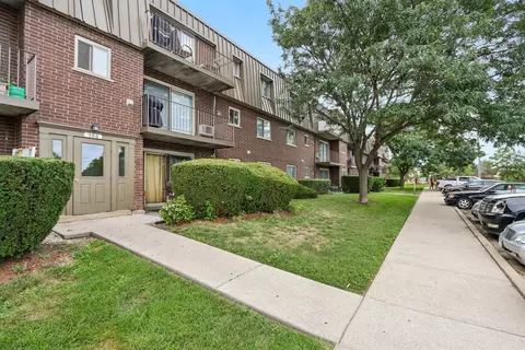 586 Fairway View Dr #1A, Wheeling, IL 60090