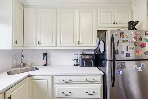 Kitchen - 586 Fairway View Dr #1A, Wheeling, IL 60090 photo 2 of 3