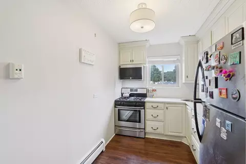 Kitchen - 586 Fairway View Dr #1A, Wheeling, IL 60090 photo 3 of 3