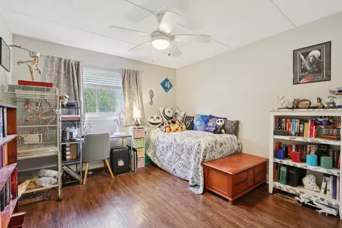 Bedroom - 586 Fairway View Dr #1A, Wheeling, IL 60090 photo 3 of 4