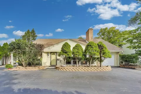 3226 Sprucewood Rd, Wilmette, IL 60091