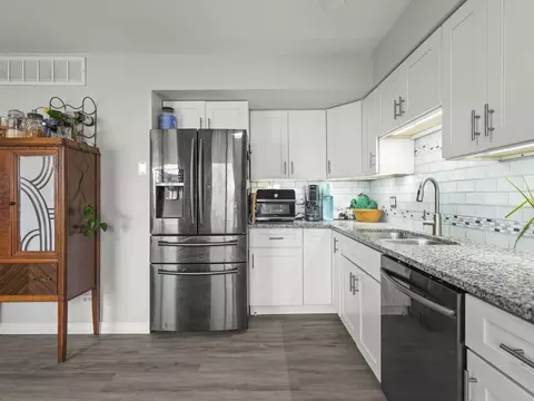 Kitchen - 1086 Cascade Dr, Aurora, IL 60506 photo 3 of 4