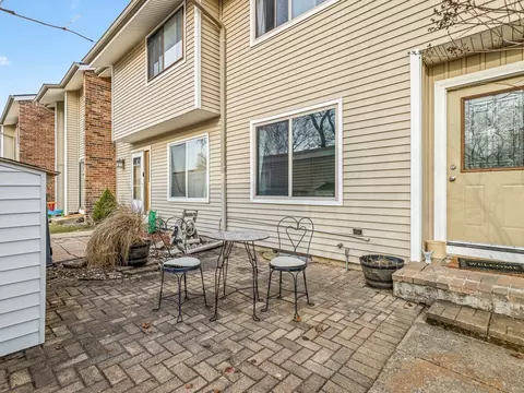Exterior - 1086 Cascade Dr, Aurora, IL 60506 photo 4 of 7