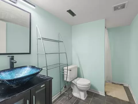 Bath - 1086 Cascade Dr, Aurora, IL 60506 photo 3 of 3
