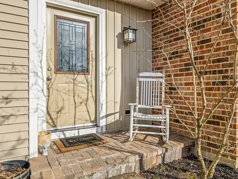 Exterior - 1086 Cascade Dr, Aurora, IL 60506 photo 2 of 7