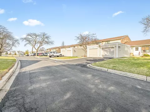 Exterior - 1086 Cascade Dr, Aurora, IL 60506 photo 7 of 7