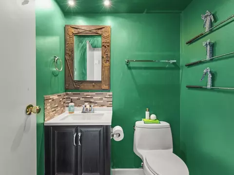 Bath - 1086 Cascade Dr, Aurora, IL 60506 photo 1 of 3