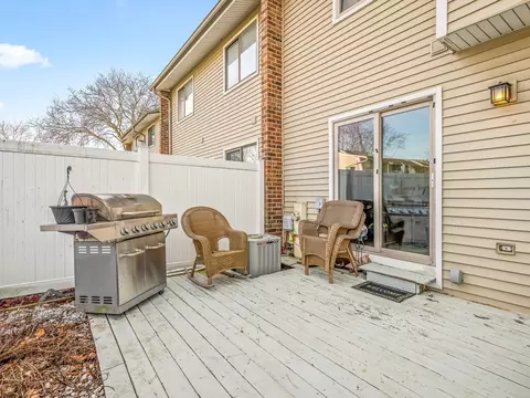 Exterior - 1086 Cascade Dr, Aurora, IL 60506 photo 6 of 7