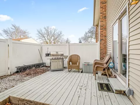 Exterior - 1086 Cascade Dr, Aurora, IL 60506 photo 5 of 7
