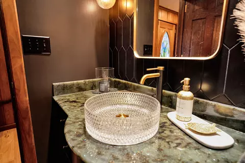 Bath - 219 Parkview Dr, Bloomington, IL 61701 photo 2 of 14