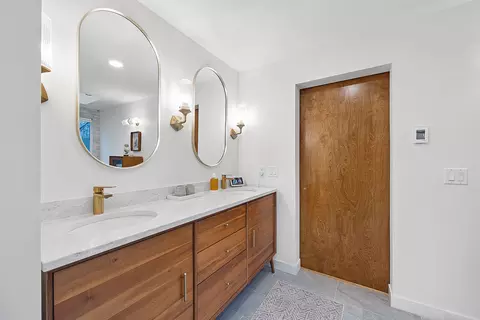 Bath - 219 Parkview Dr, Bloomington, IL 61701 photo 5 of 14