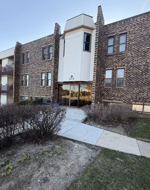 2216 Country Club Dr #25, Woodridge, IL 60517